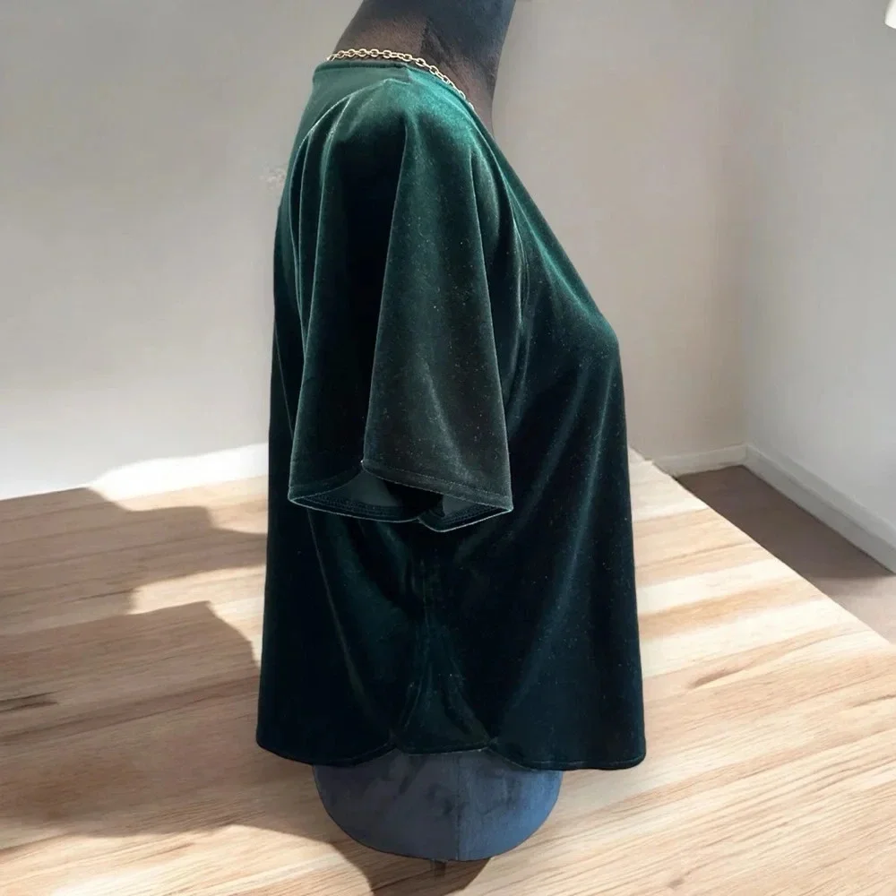 Madewell Velvet Butterfly Top dark green size medium curved hem‎